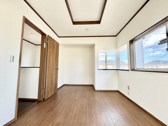 ◆2階洋室(リフォーム後)|ダブルベッドを置いても余裕があるお部屋です♪