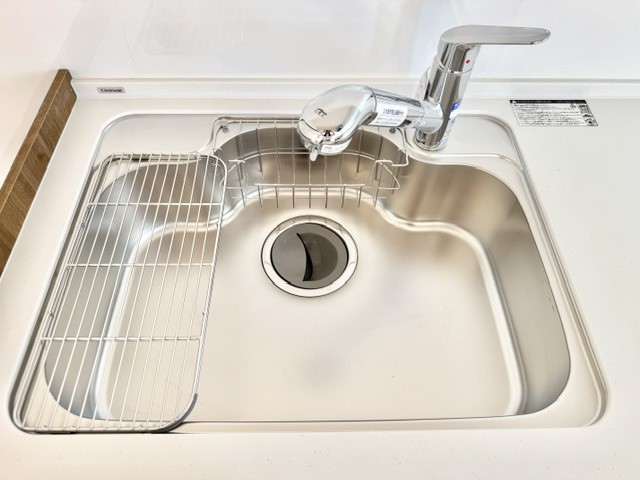 【取付設備】間口の広いシンクなので家族の使った食器がまとめて置けます。スポンジ・洗剤置きも備え付け。 詳しくはスタッフへお問い合わせください。