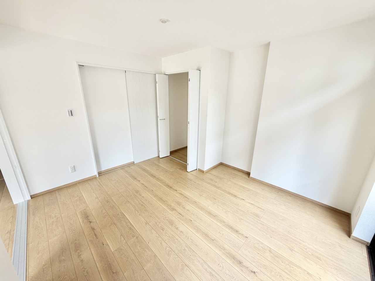 ◆1階洋室(リフォーム後)|明るい日差しが降り注ぐお部屋に、居心地の良さを感じさせるコーディネート。