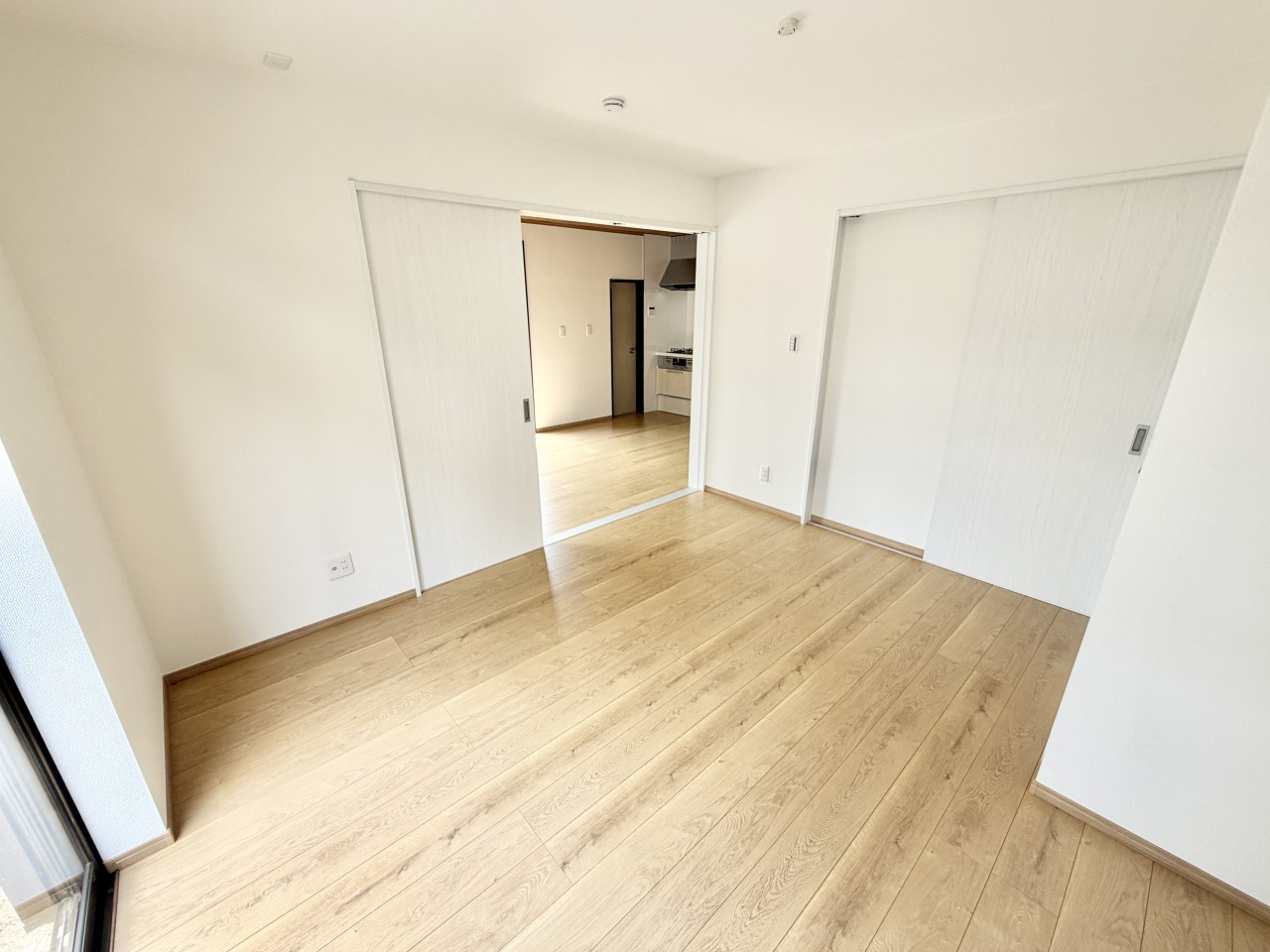 ◆1階洋室(リフォーム後)|明るい日差しが降り注ぐお部屋に、居心地の良さを感じさせるコーディネート。