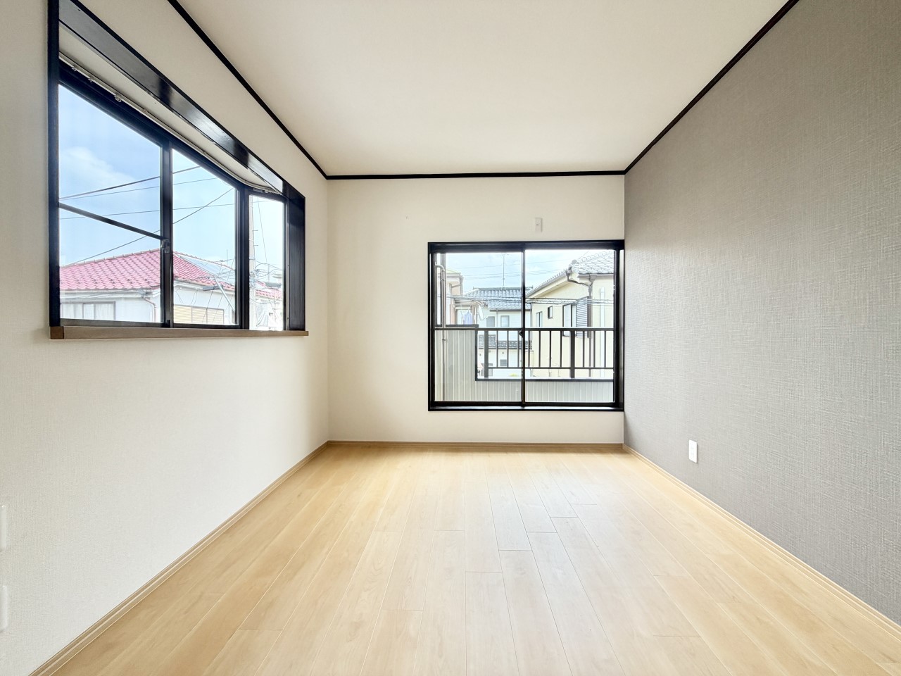 ◆2階洋室(リフォーム後)|明るい日差しが降り注ぐお部屋に、居心地の良さを感じさせるコーディネート。