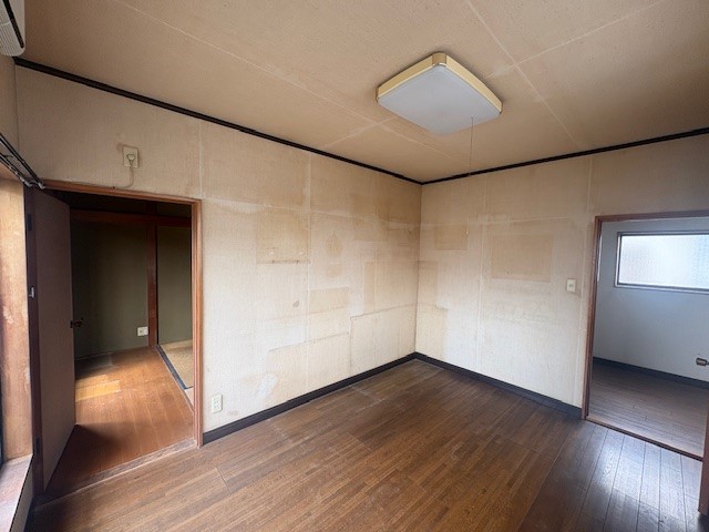 【洋室】2階の両方のお部屋からバルコニーに出入りできます。