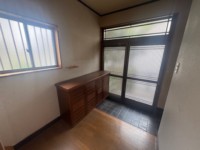 【玄関】下駄箱の上には思い出の品などを飾ることができます♪
