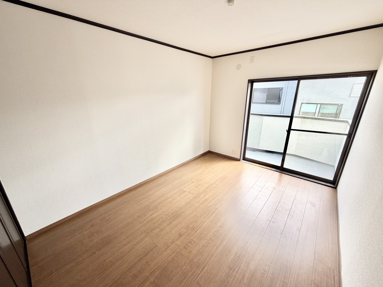 ◆2階洋室(リフォーム後)|明るい日差しが降り注ぐお部屋に、居心地の良さを感じさせるコーディネート。