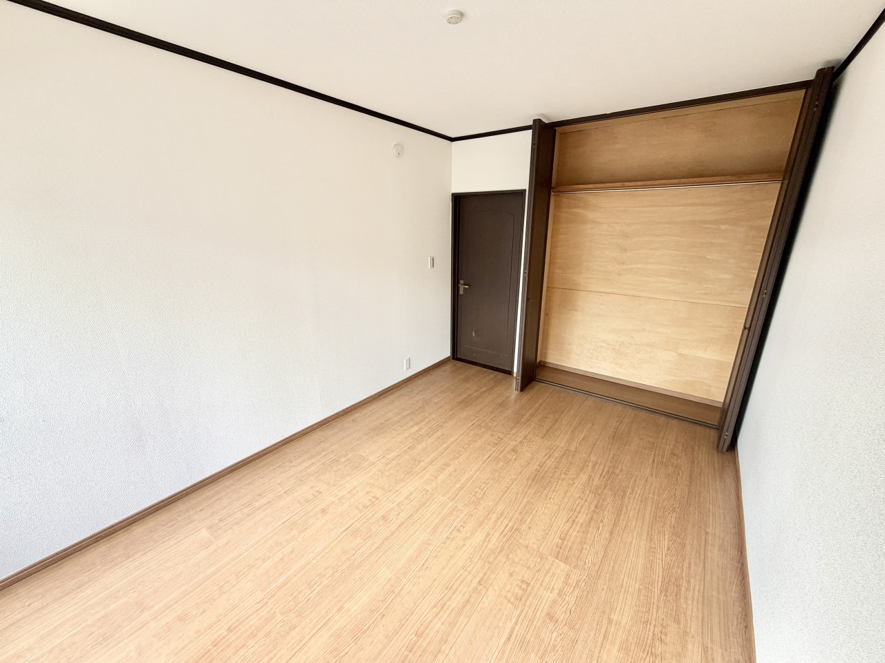 ◆2階洋室(リフォーム後)|お洋服の収納に嬉しい、クローゼット付きのお部屋♪