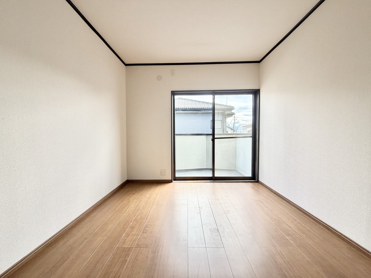 ◆2階洋室(リフォーム後)|2階の両方のお部屋からバルコニーに出入りできます。