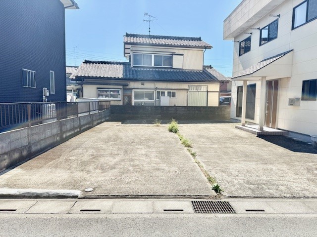 ◆駐車場|敷地内に複数台駐車出来るスペースを確保しており、お車をお持ちの方にも安心です。