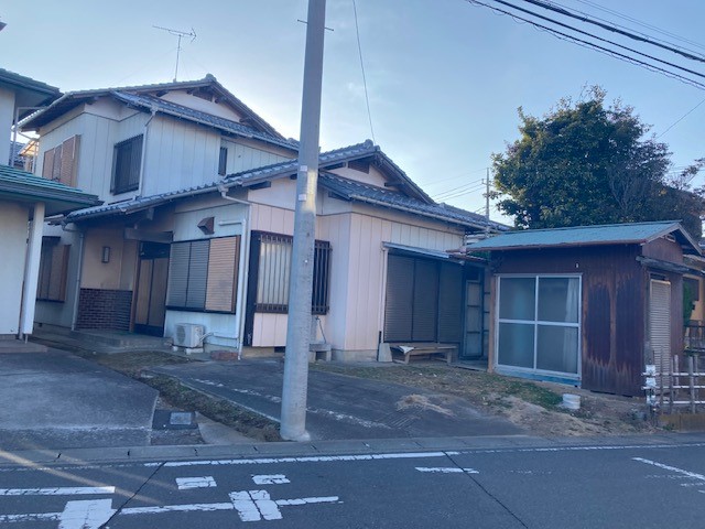 【外観】前面道路は6m以上!物置解体で駐車2台可能♪