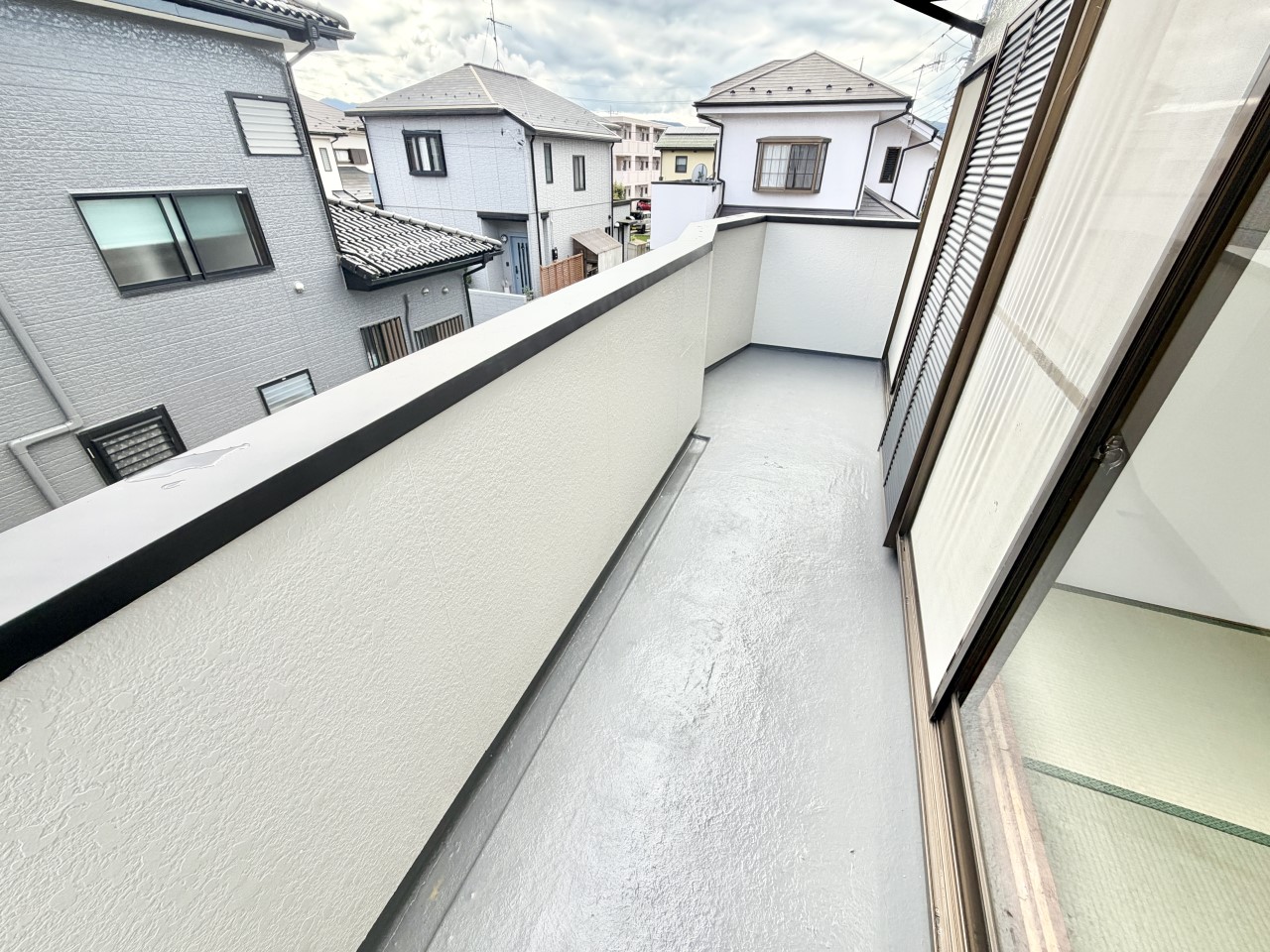 ◆バルコニー(リフォーム後)|広々としているので、お布団がたくさん干せます♪