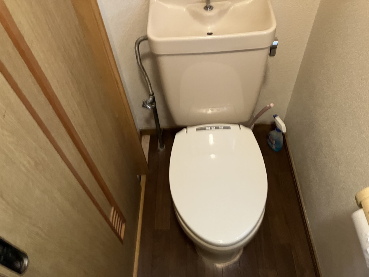 1階トイレは広すぎず落ち着く空間