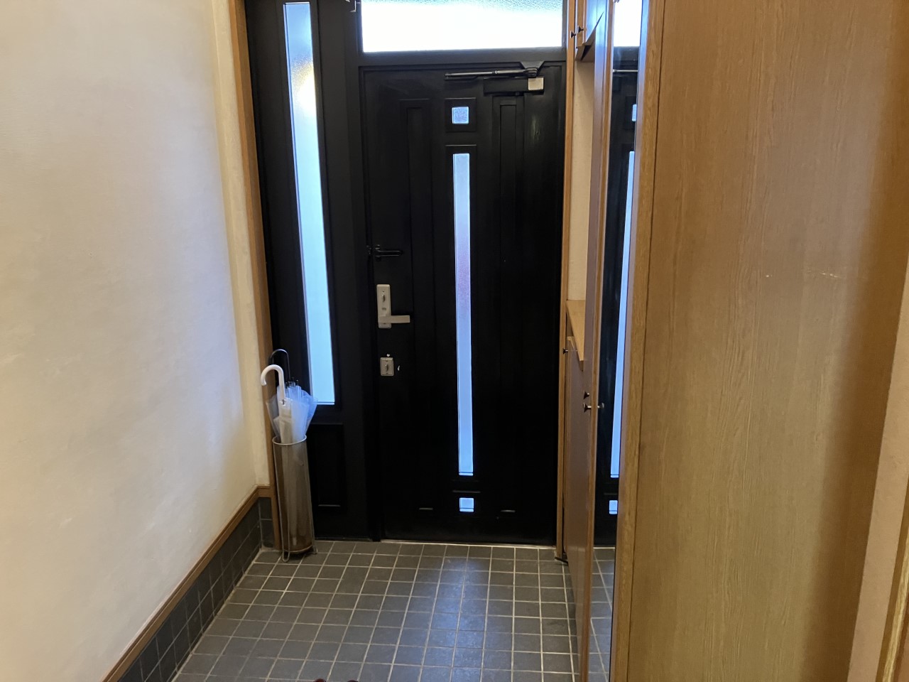 玄関には解放感のある吹き抜け付き!