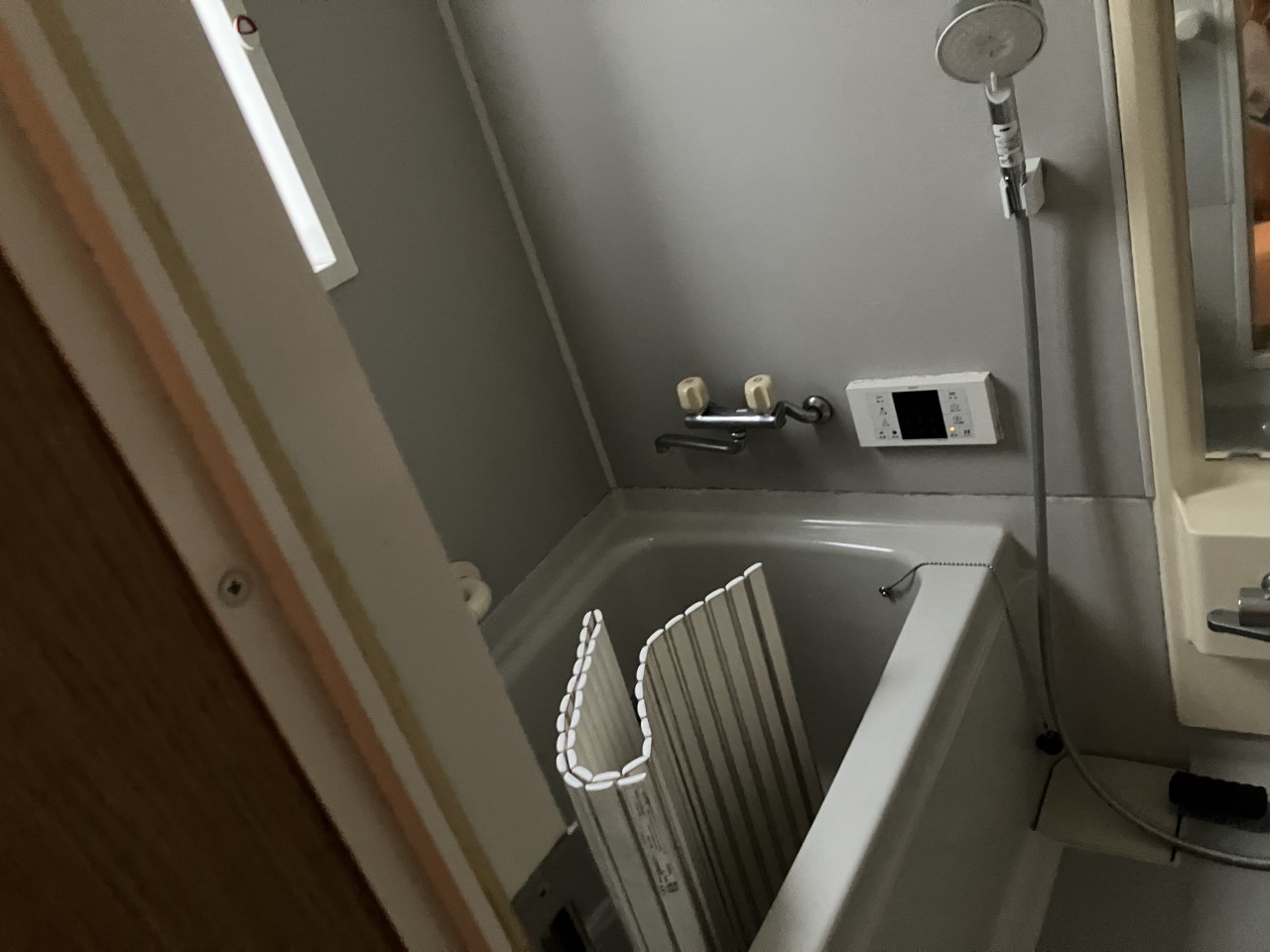 窓付きの明るい浴室