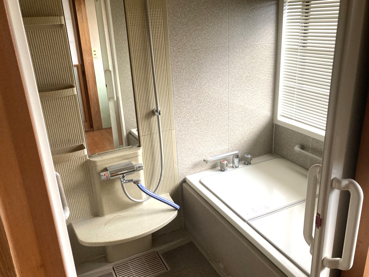 大きな窓があり日中の入浴も清々しく楽しめる浴室!