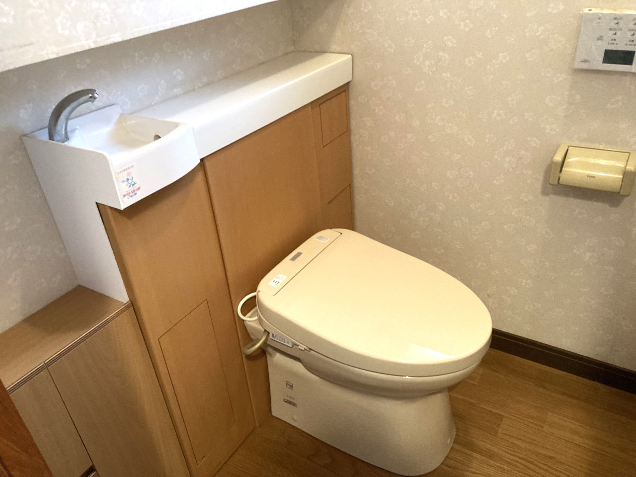 トイレ内に手洗い場が設置されており、使用後すぐに手を洗える便利さが魅力