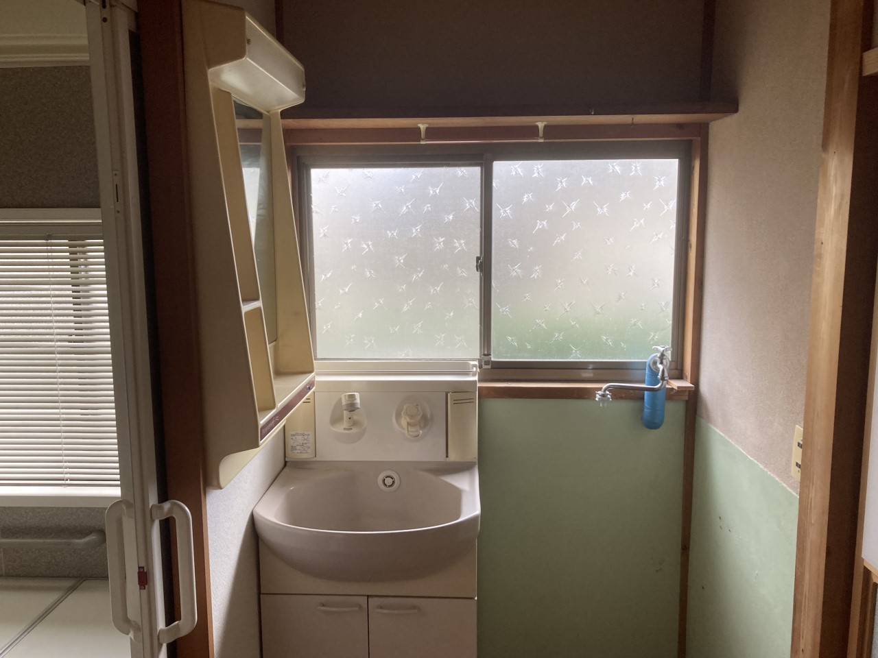 大きな窓から自然光がたっぷりと入る、明るい洗面脱衣所!湿気がこもりがちな場所ですが、窓があることで換気もしやすく、常に清潔でカラッとした状態を保てます♪