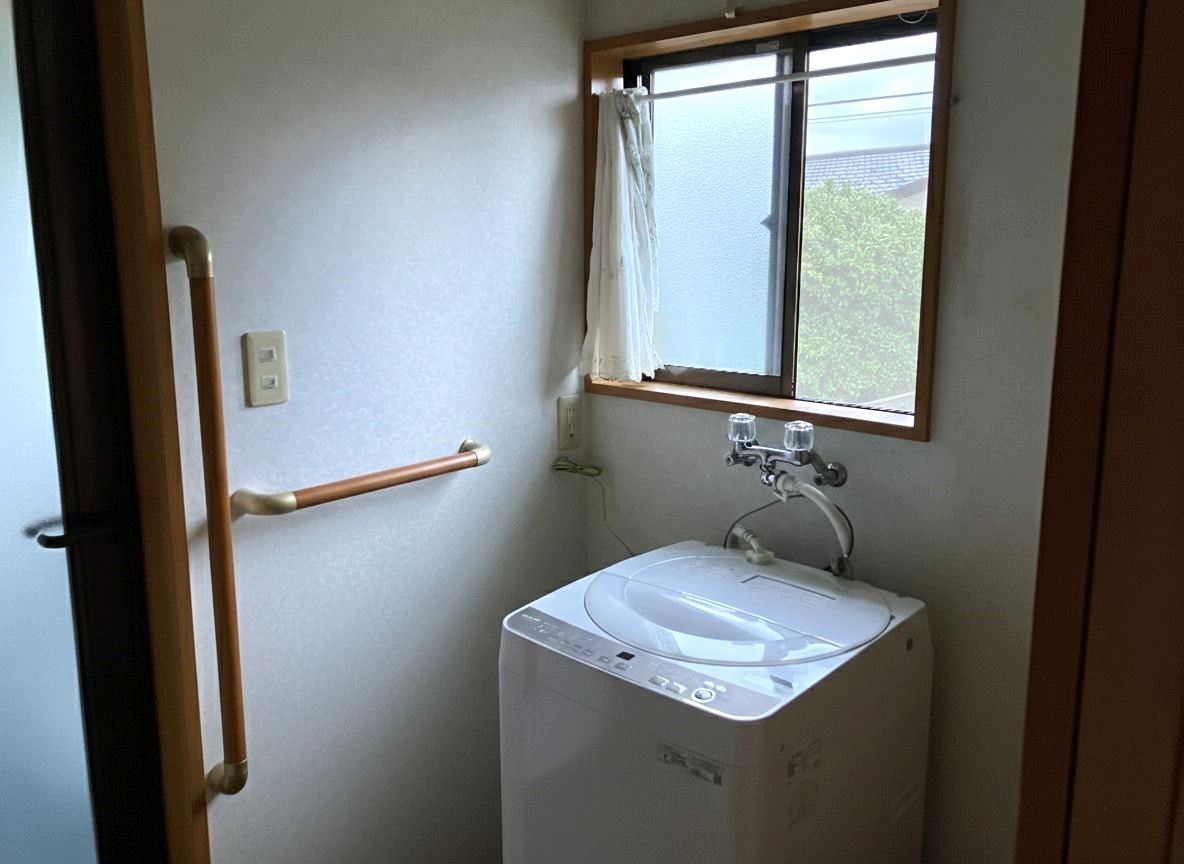 ◆内観|湿気がこもりがちな洗面室も、窓を開ければ一気に空気の入れ替えが可能!