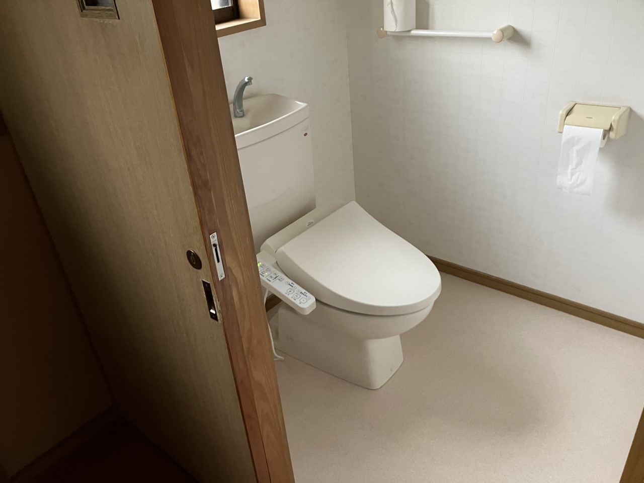 ◆内観|窓のある明るい1階トイレ