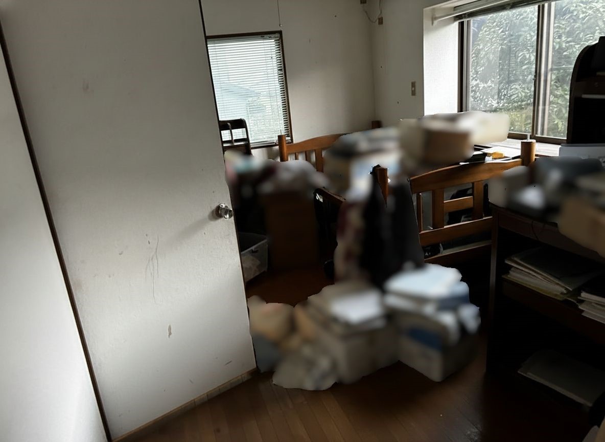 ◆2階洋室|2方向に窓があり、自然光がたっぷり入る明るい室内