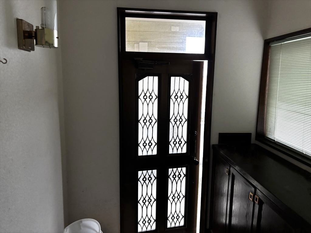 ◆玄関|窓のある明るい玄関!暗くなりがちな玄関だからこそ、この「明るさ」は毎日の生活に安心感を与えてくれます!