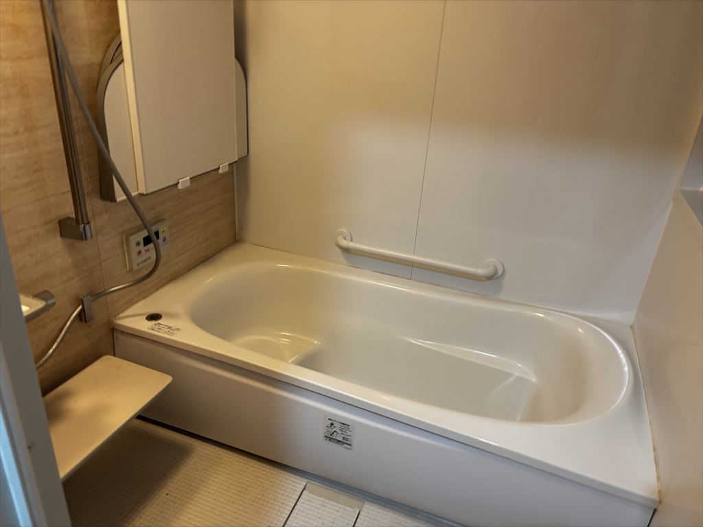 ◆浴室|半身浴や家族浴が楽しめる「エコベンチ浴槽 」の広々バスルーム