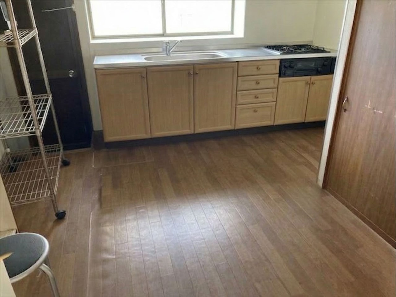 【キッチン】目の前に窓があるので換気もすぐにできるキッチンです♪※2026年3月撮影