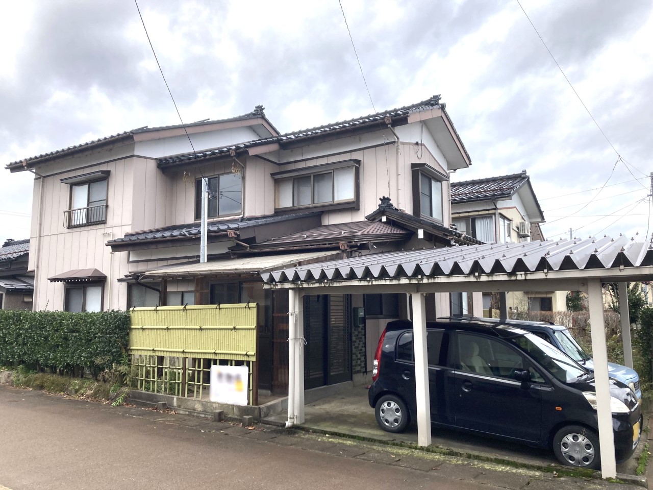 2台駐車可能なカーポート付きなので、雨の日でも濡れることなく快適。紫外線から大切なお車を守ります!