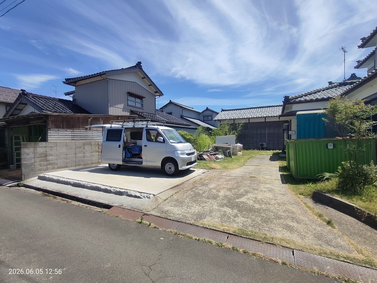 【外観】入口にあった小屋を解体し、車の出入りが楽になりました♪※2026年6月撮影 ※リフォーム中写真