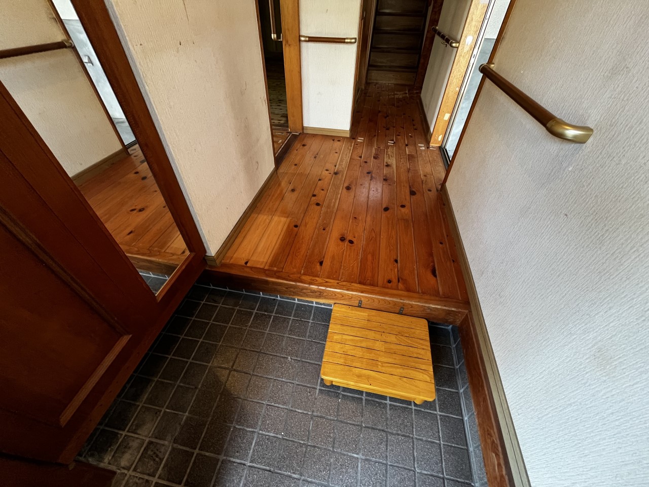【玄関】※リフォーム前の写真です。(2026年2月撮影)内装もキレイにリフォームします♪