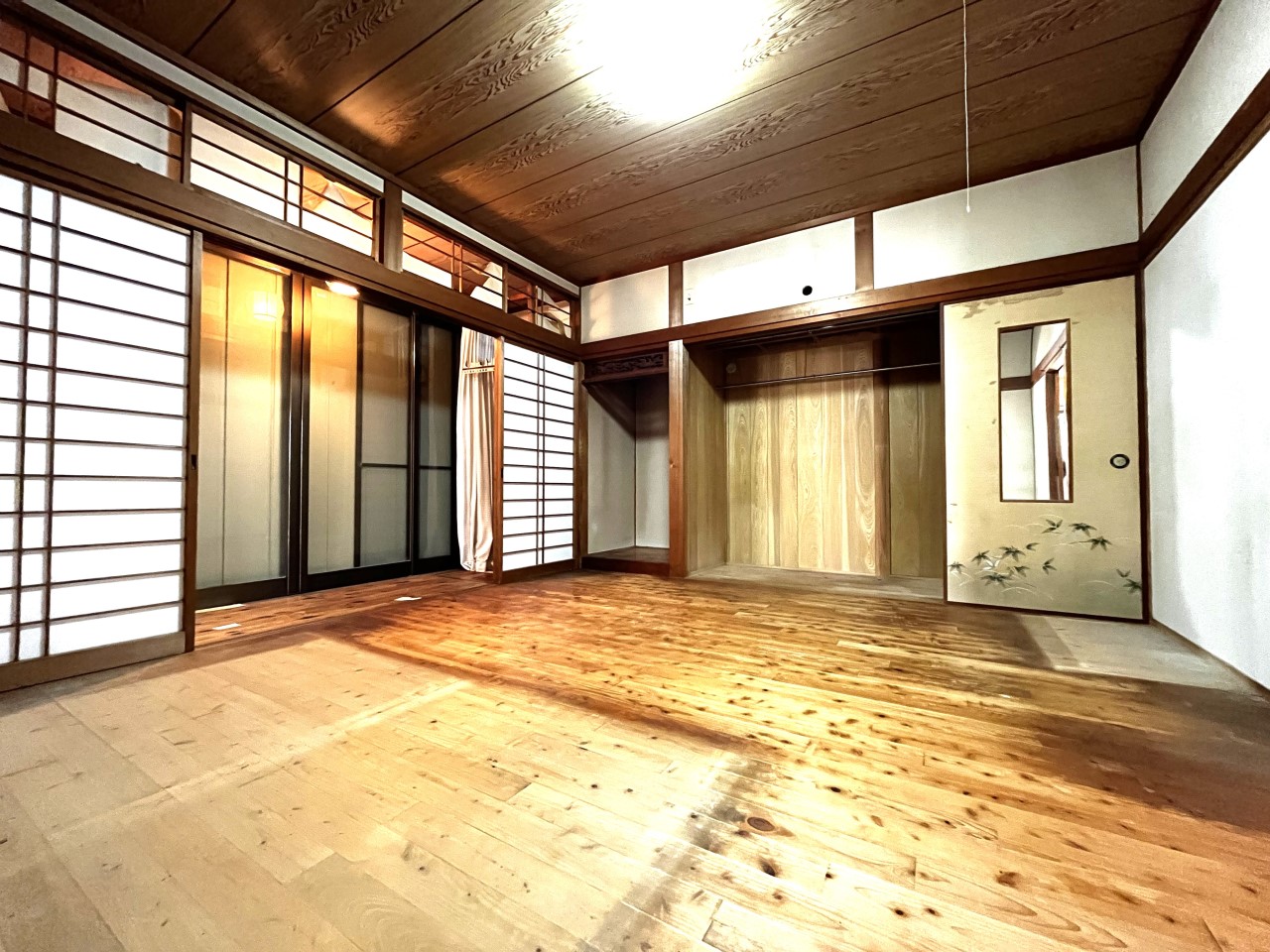 【リビング】※リフォーム前の写真です。(2026年2月撮影)8帖のリビングスペース♪