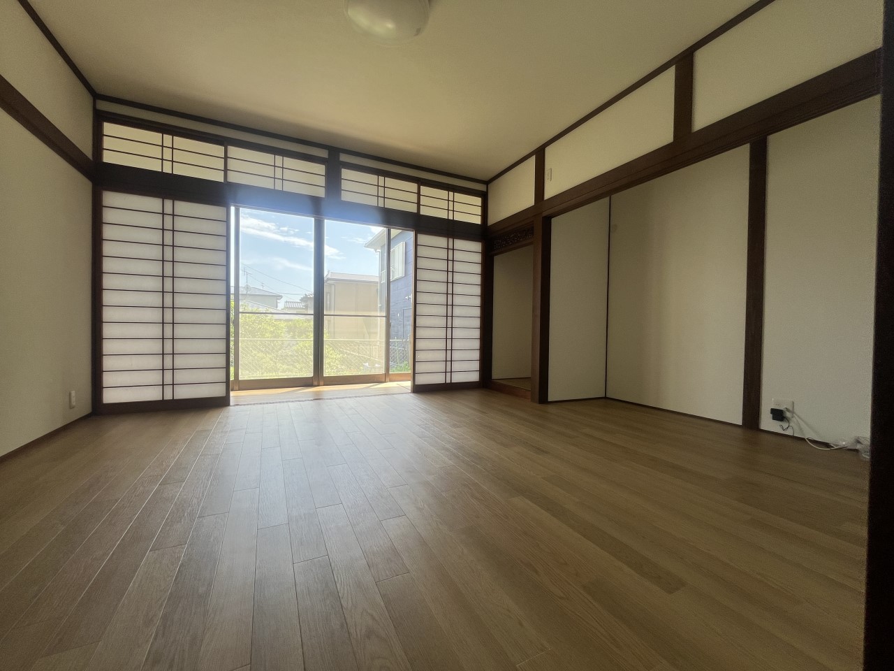 【リビング】※リフォーム後の写真です。(2026年4月撮影)8帖のリビングは収納部分がオープンになっており広く使えます♪