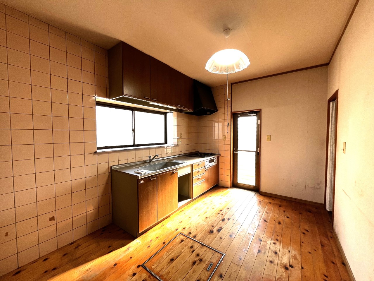 【キッチン】※リフォーム前の写真です。(2026年2月撮影)独立型のキッチンです♪キッチンは交換予定です♪