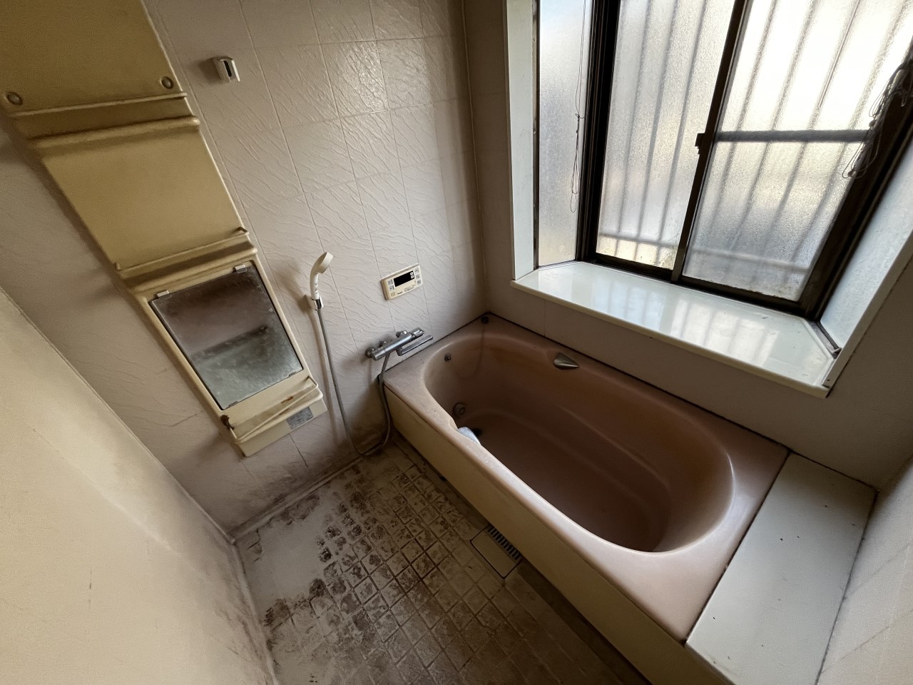 【浴室】※リフォーム前の写真です。(2026年2月撮影)ユニットバスは交換予定です♪