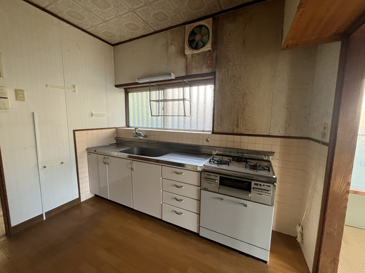 【キッチン】※現況販売となります。(2026年3月撮影)収納たっぷりなので食器や調理器具もスッキリ片付きます♪