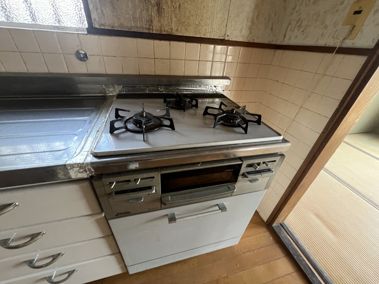 【キッチン】※現況販売となります。(2026年3月撮影)3つ口コンロ付きで調理も捗ります♪