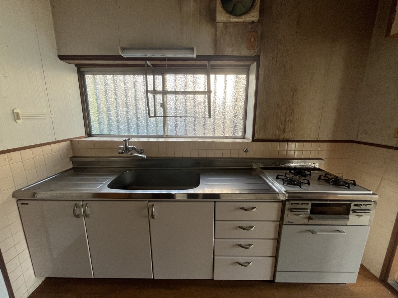 【キッチン】※現況販売となります。(2026年3月撮影)窓があるので換気も充分にできます♪