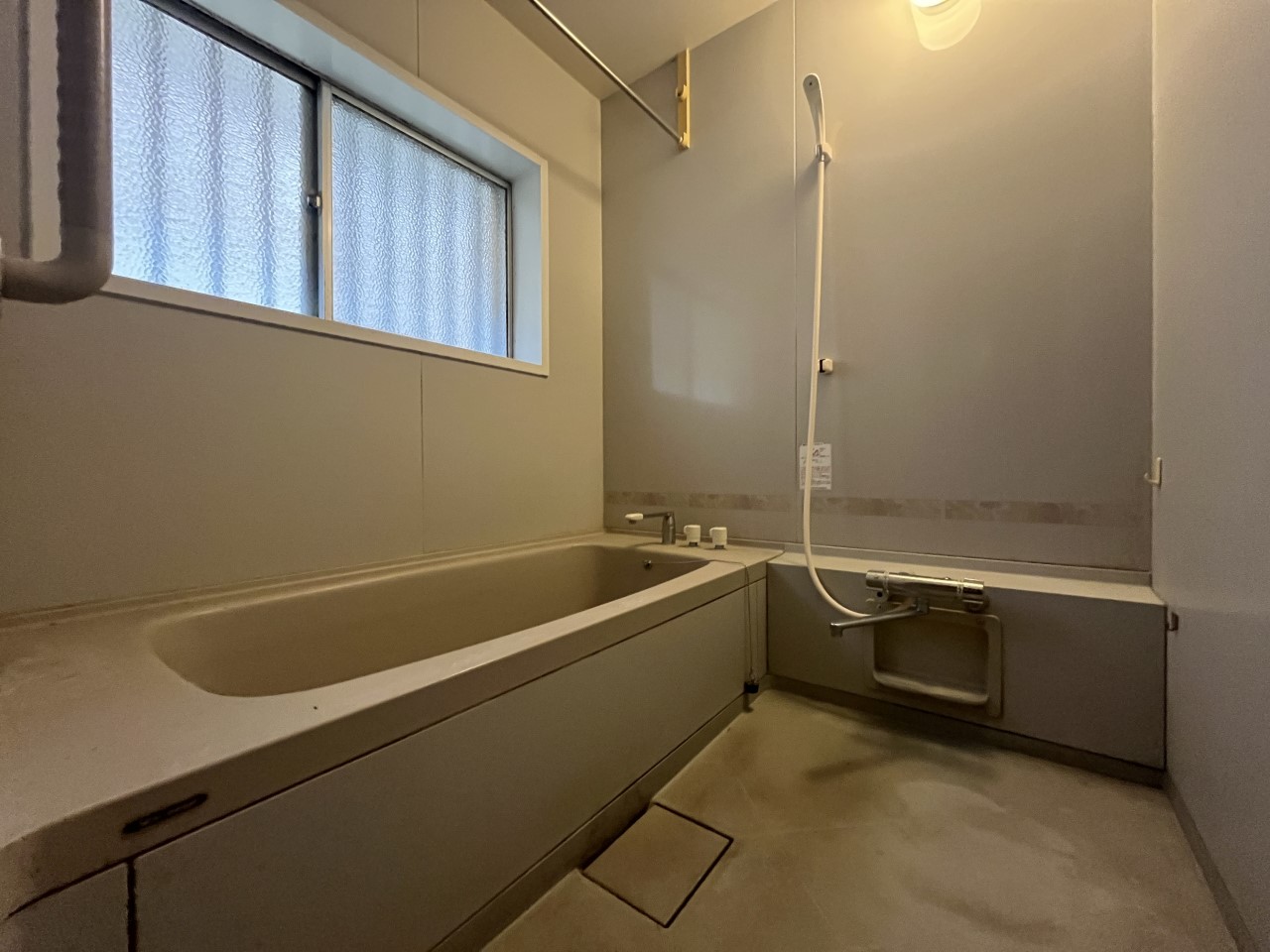 【バスルーム】※現況販売となります。(2026年3月撮影)足を伸ばしてゆっくりと疲れを癒せます♪