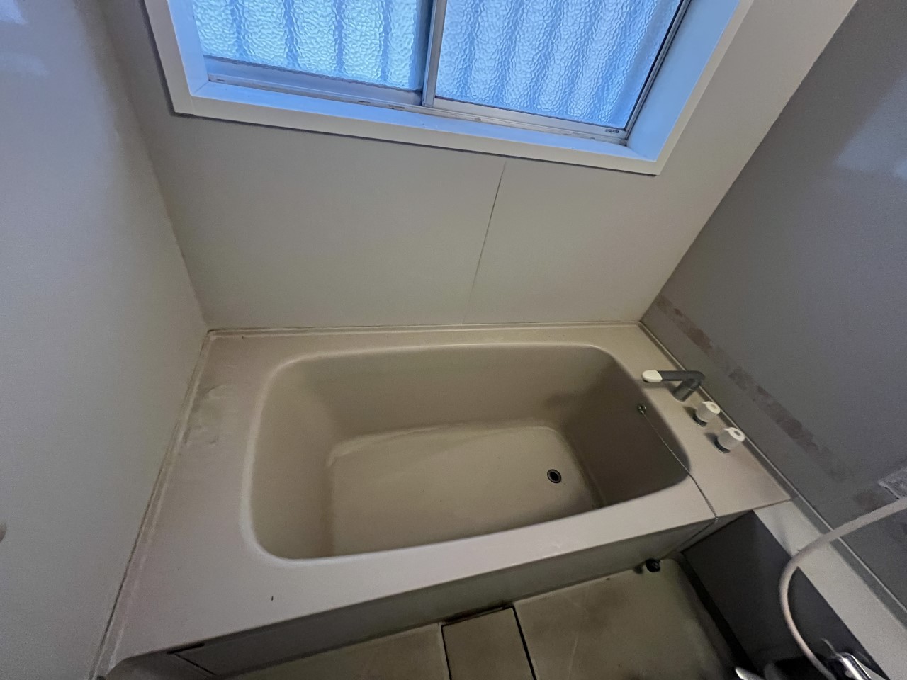 【バスルーム】※現況販売となります。(2026年3月撮影)広い浴槽付きのバスルーム♪