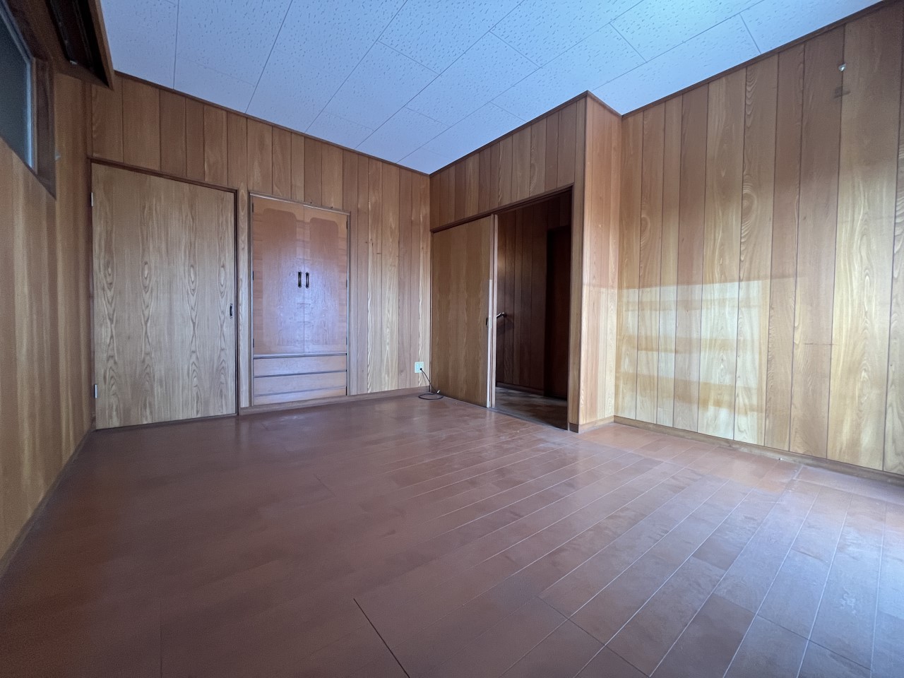 【2F洋室】※現況販売となります。(2026年3月撮影)ベットや机を置いてもお部屋を広く使えます♪