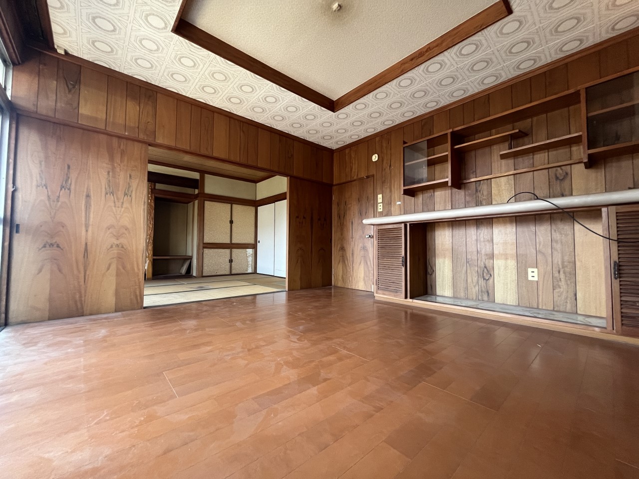 【1F洋室】※現況販売となります。(2026年3月撮影)家族が集まる居間としても利用できます♪