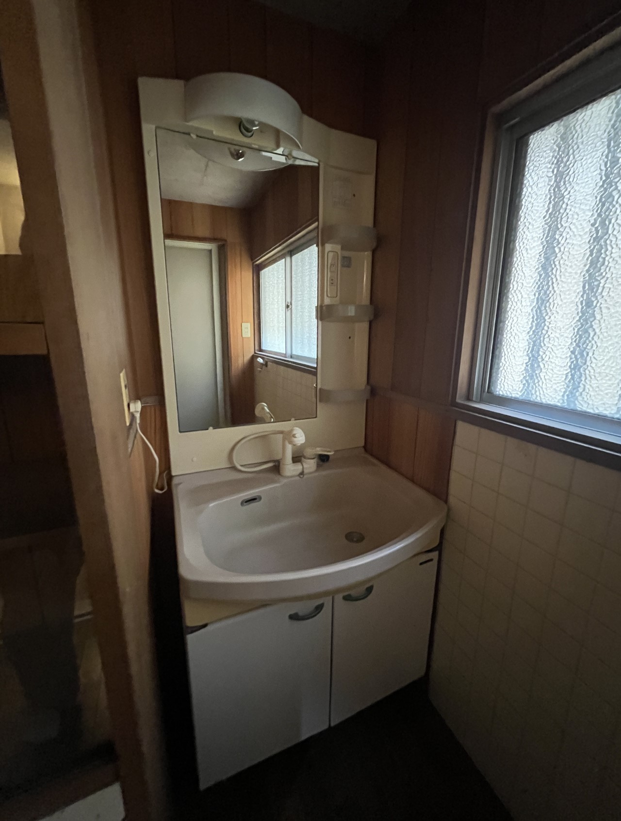 【洗面台】※現況販売となります。(2026年3月撮影)大きな鏡付きの使いやすい洗面台♪