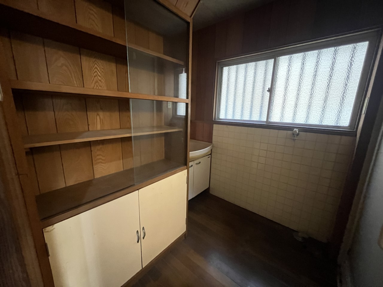 【洗面脱衣所】※現況販売となります。(2026年3月撮影)大きな収納がある洗面脱衣室♪