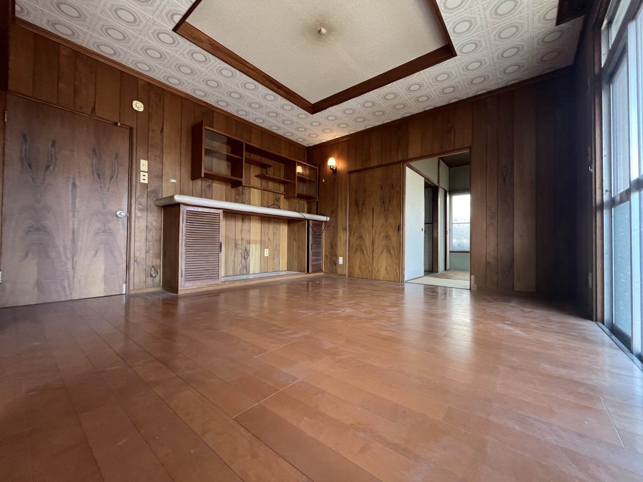 【1F洋室】※現況販売となります。(2026年3月撮影)8帖の洋室♪ソファーなどを置いてゆったり寛げます♪