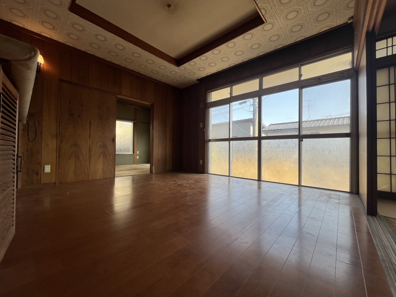 【1F洋室】※現況販売となります。(2026年3月撮影)大きな掃き出し窓から沢山の光が差し込みます♪