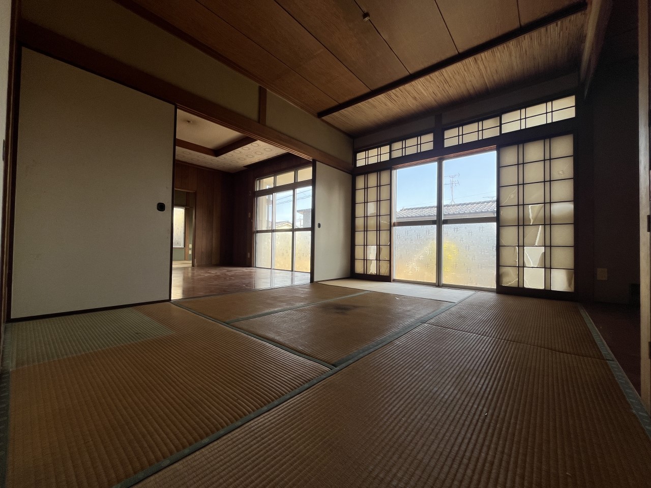 【1F和室】※現況販売となります。(2026年3月撮影)続き間なので襖をあけて広い大空間として使えます♪