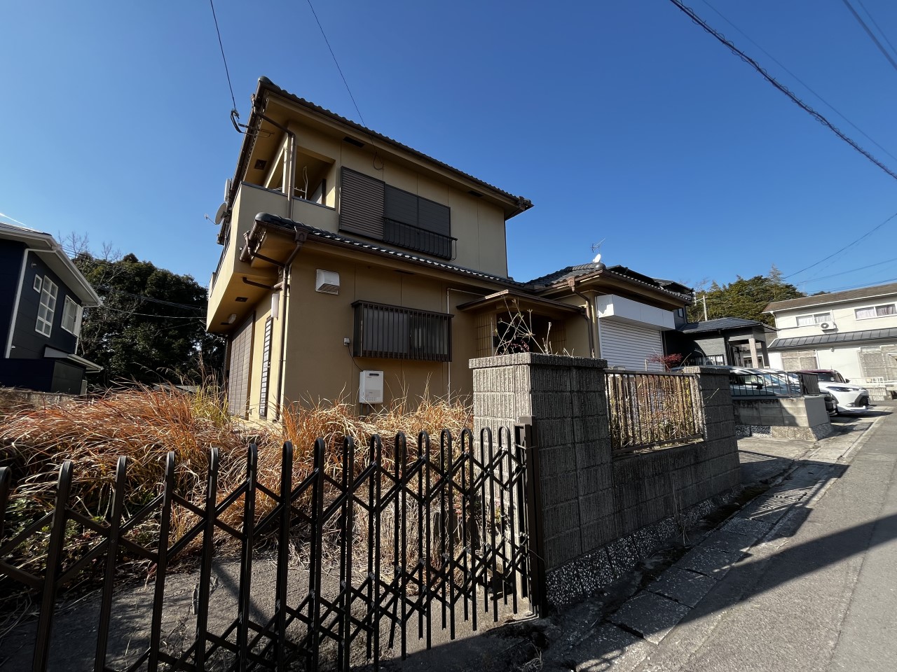 【外観】※リフォーム前の写真です。(2026年2月撮影)平成5年建築の2階建て物件♪