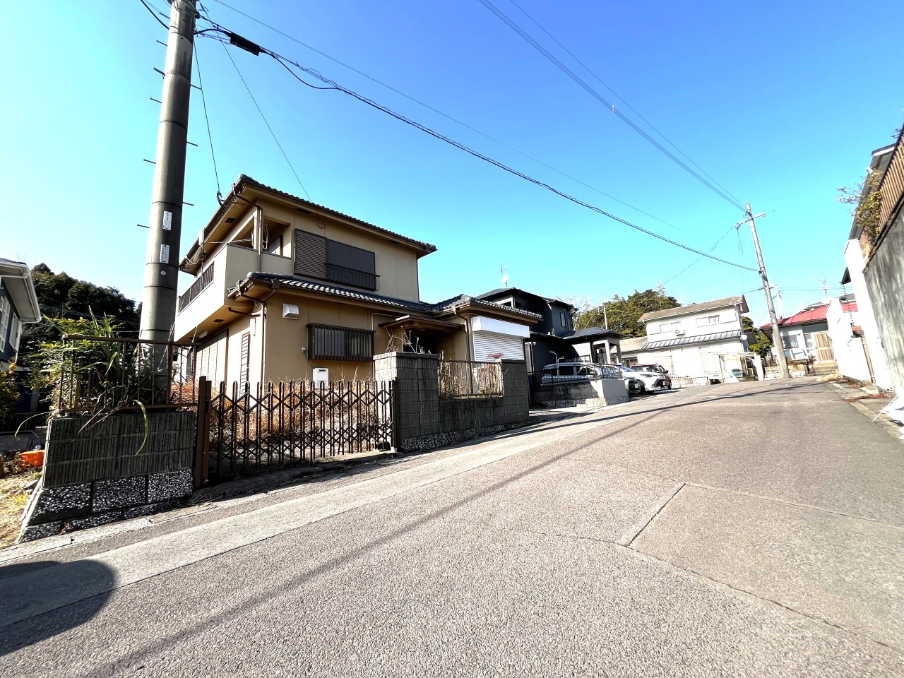 【外観】※リフォーム前の写真です。(2026年2月撮影)全面道路も広いので駐車しやすい♪