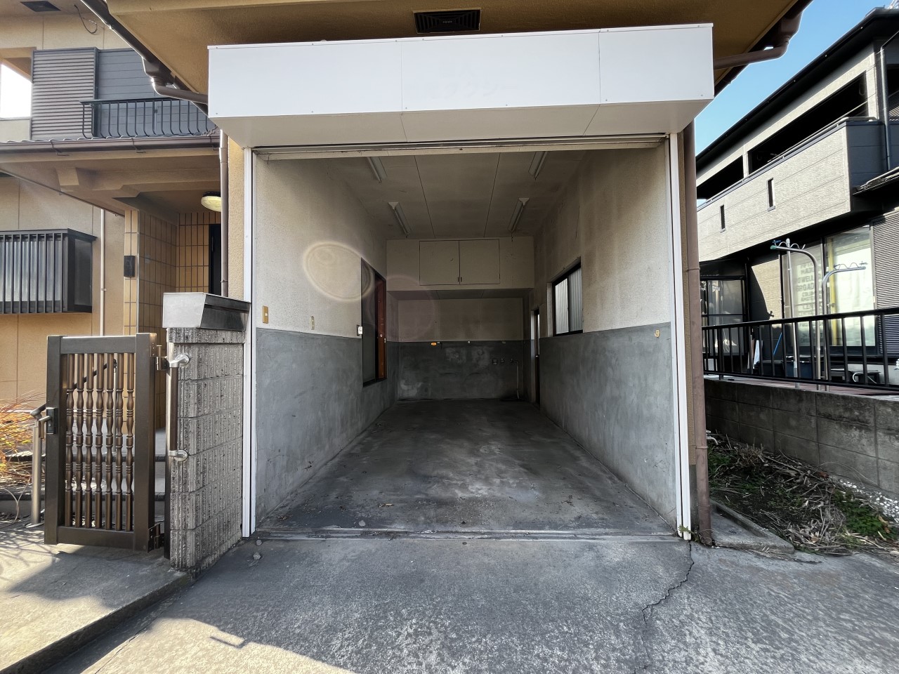 【外観】※リフォーム前の写真です。(2026年2月撮影)雨の日も大切な車が汚れる心配いりません♪