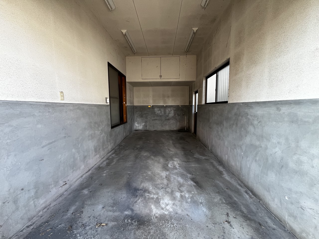 【外観】※リフォーム前の写真です。(2026年2月撮影)玄関ホールから直接車庫に行ける便利な間取りです♪