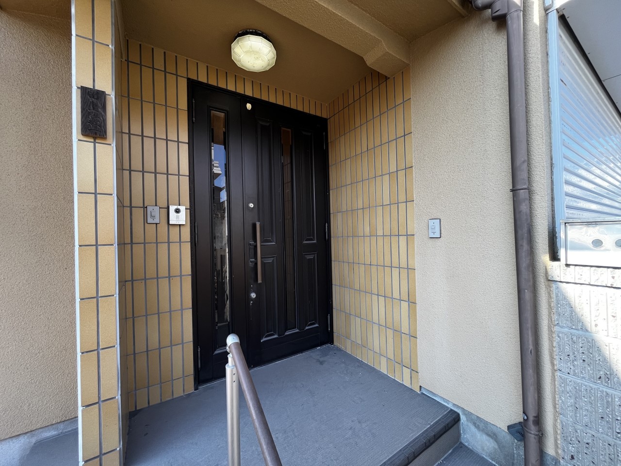 【玄関】※リフォーム前の写真です。(2026年2月撮影)置き配も濡れる心配が要らない玄関♪