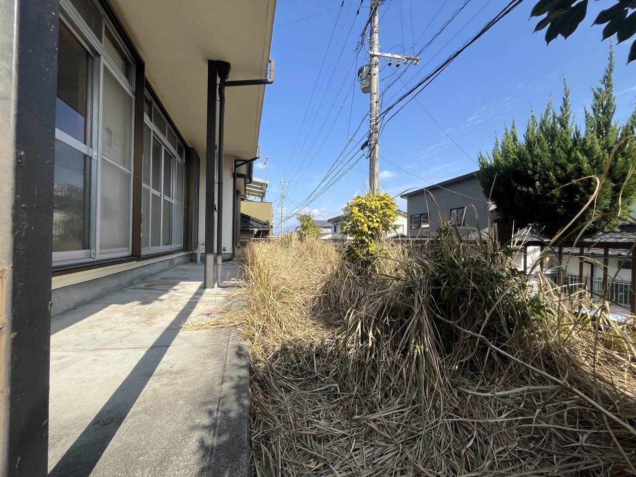 【外観】※現況販売となります。(2026年3月撮影)広いお庭があります♪